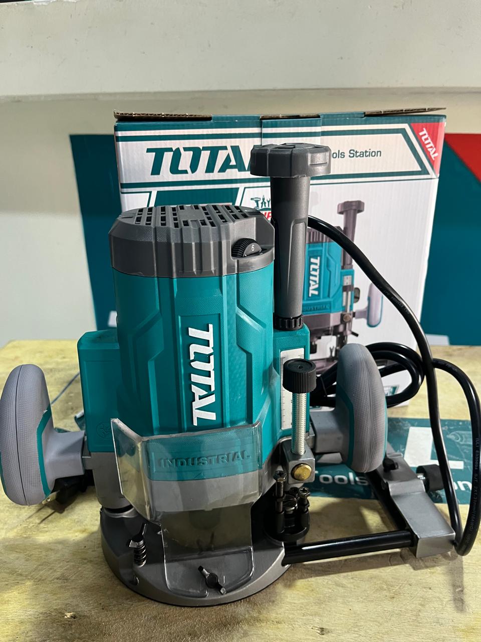 ROUTER 2200W MARCA TOTAL INDUSTRIAL UTR111226